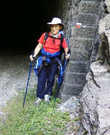 Marie à l'entrée d'un tunnel